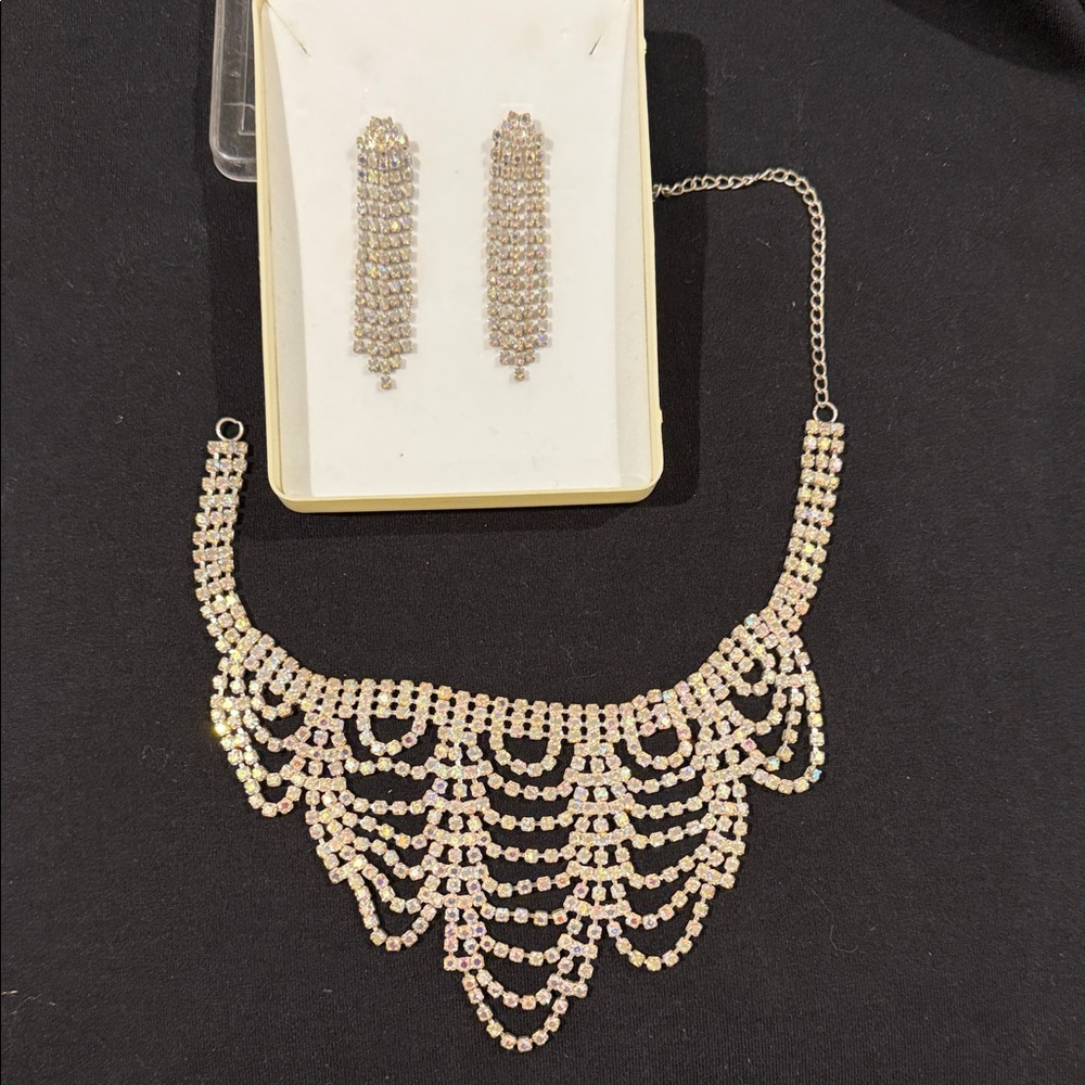 Elegant Gold Necklace and Earring Set